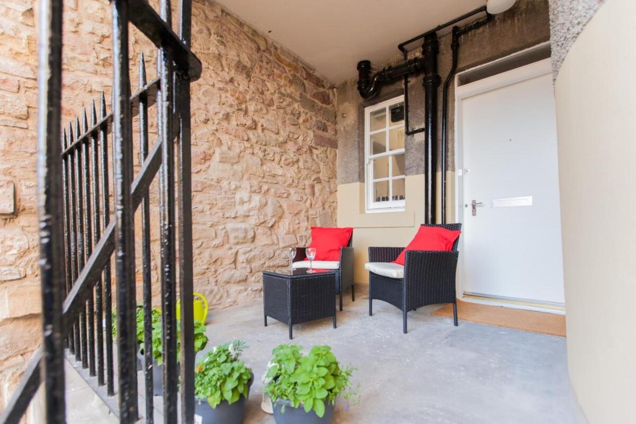 Stylish Royal Mile Apartment With Balcony Edinburgh Eksteriør bilde