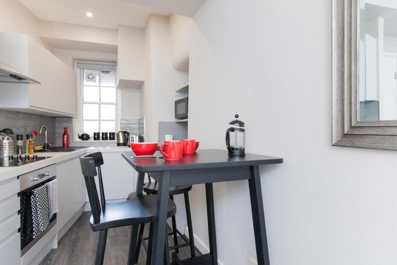 Stylish Royal Mile Apartment With Balcony Edinburgh Eksteriør bilde